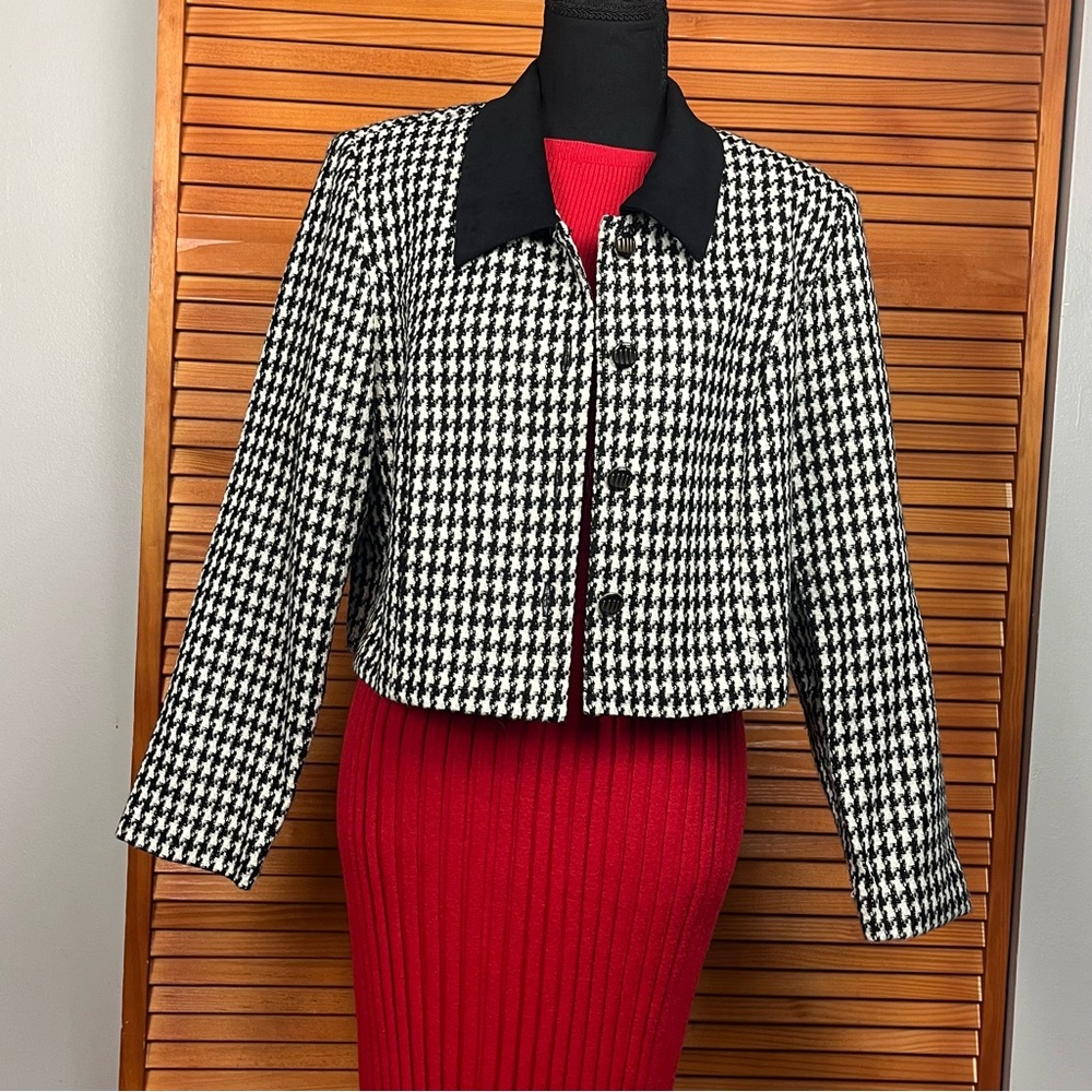 Chic Houndstooth Blazer with Black Collar
